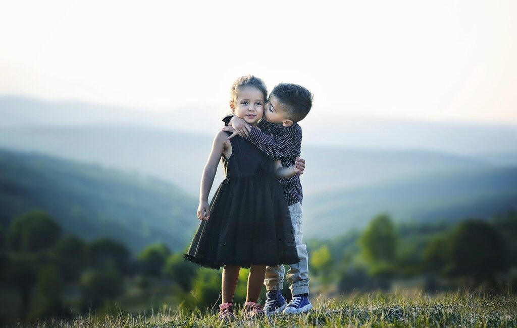 " niños abrazándose fraternalmente